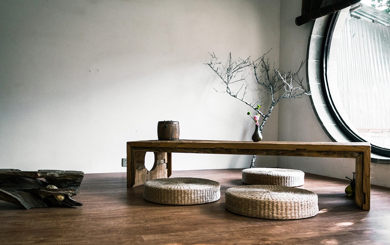 A rustic table in midcentury decor