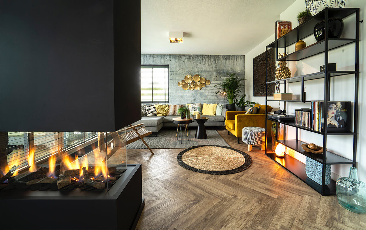 Living area with an integrated fireplace an shelving units