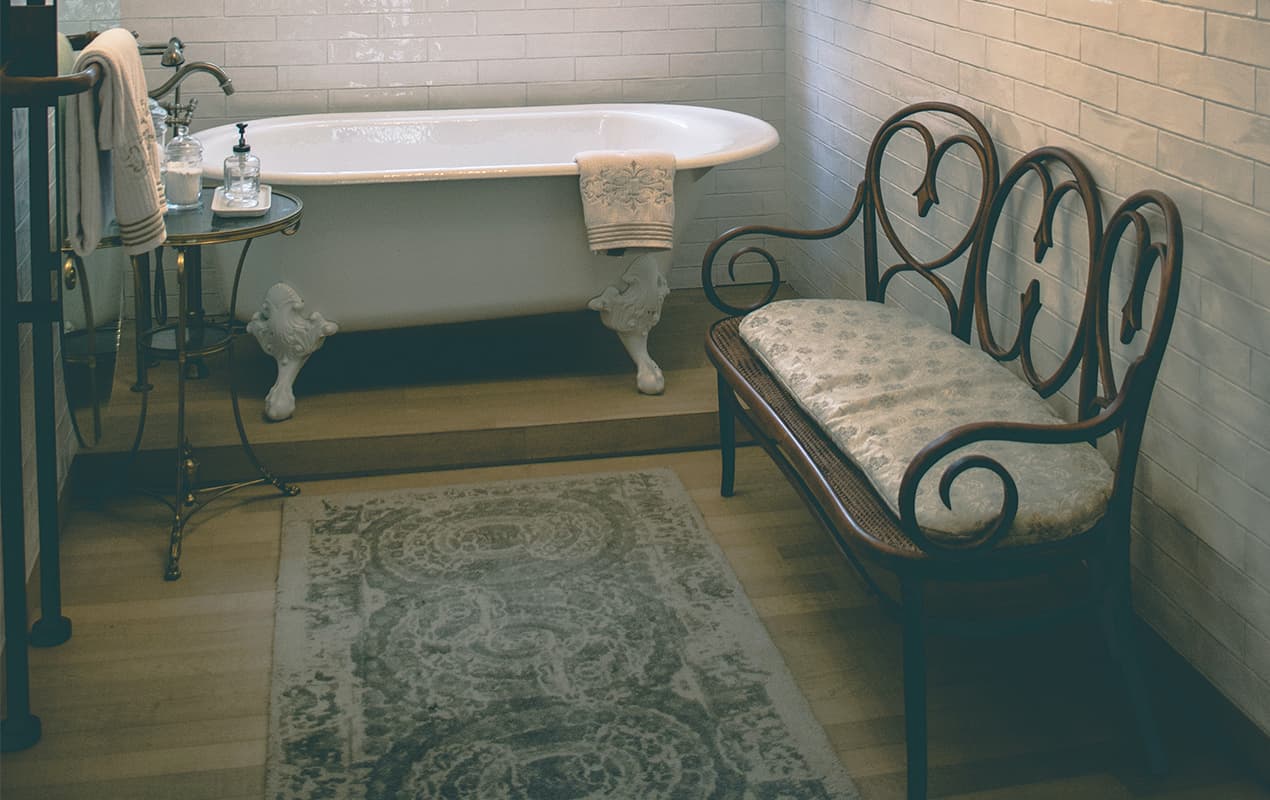 Bathroom design with elegant home decor