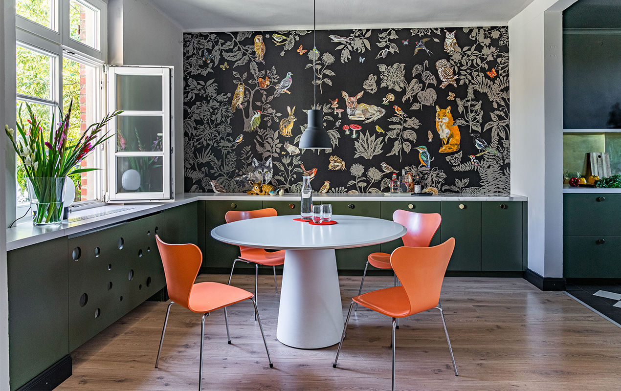 Dining room with patterned wall décor