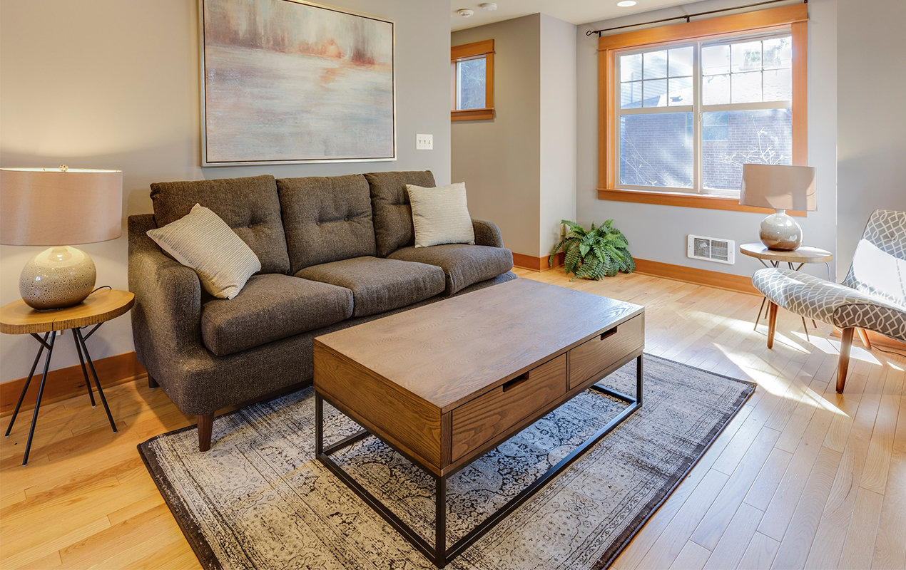 Living room witha wooden coffee table and green sofa