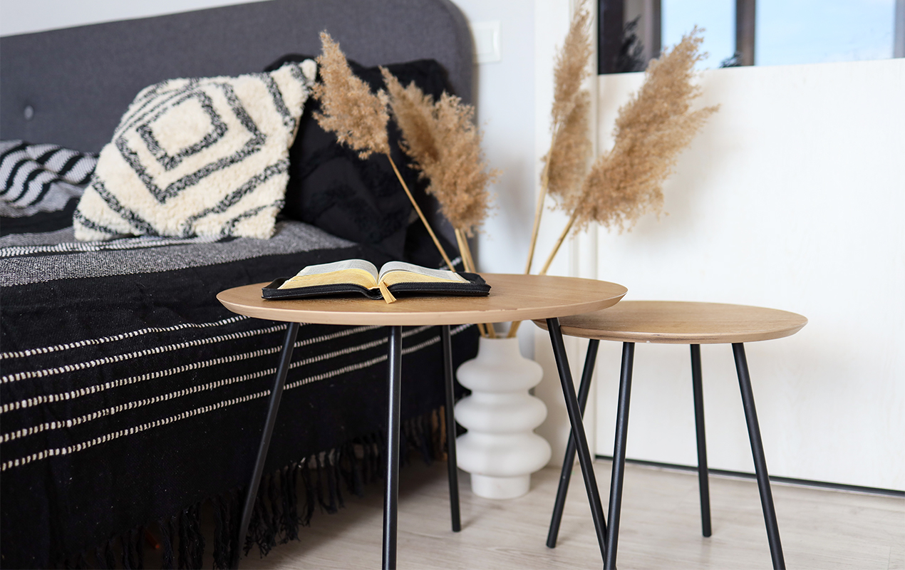 Home interior with oval furniture
