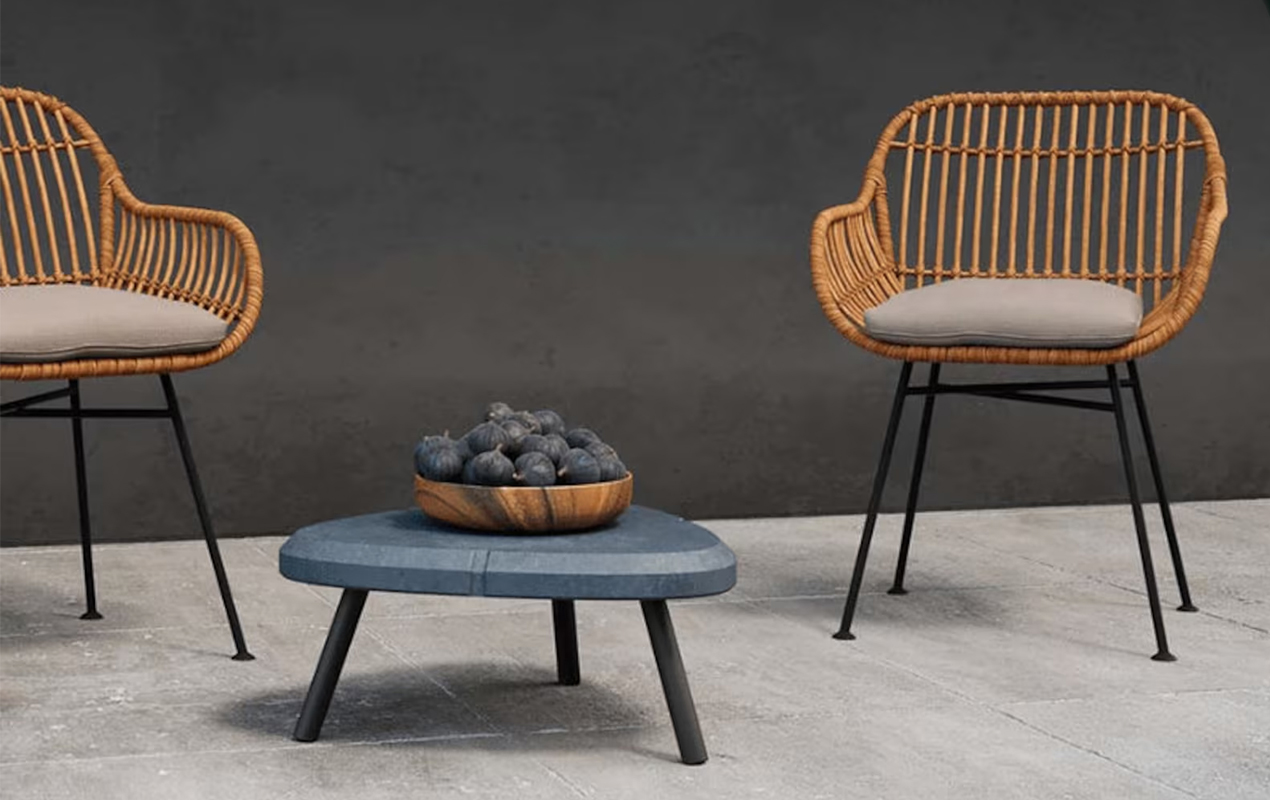  A Perfect Pair: Low-Coffee Table and Bamboo Chairs