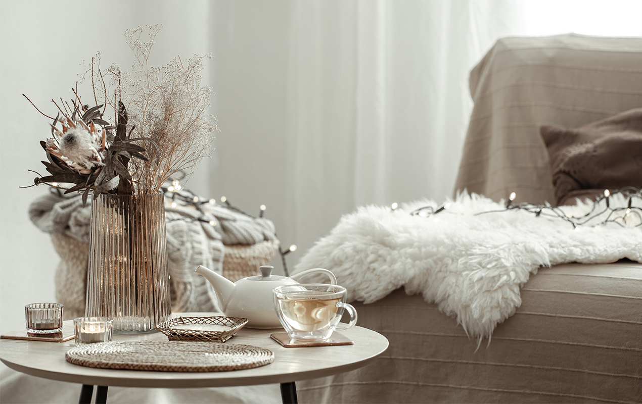 Living room with dried flowers and ribbed vase coffee table decor