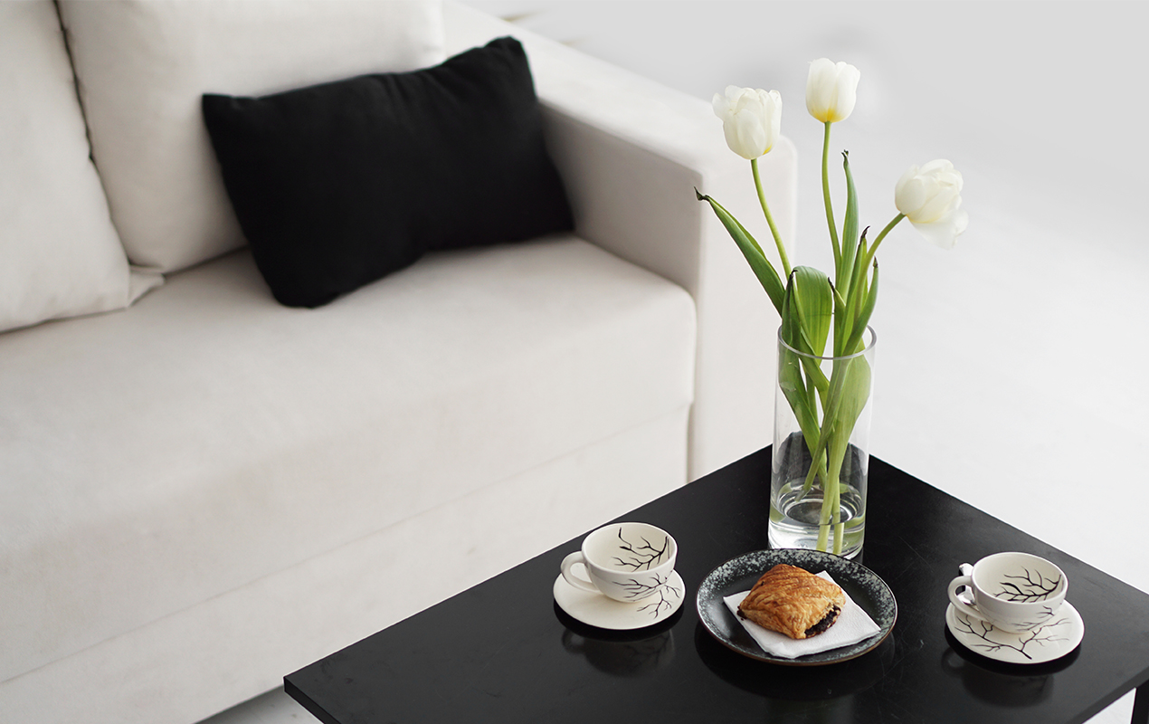 Vibrant Class: A Personalized Coffee Table Decor