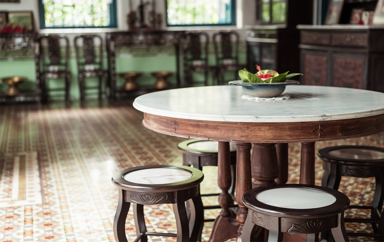 Vintage Dignity: The Ivory Round Table & Four-Stool Set