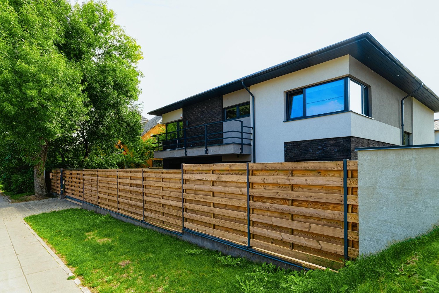 How Fencing and Design Engineering Shape a Home’s First Impression